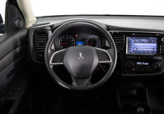 Подержанный автомобиль Mitsubishi Outlander 2016 года (10 фото)