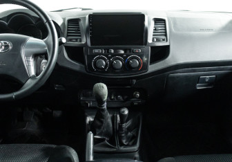 Подержанный автомобиль Toyota Hilux 2014 года (14 фото)