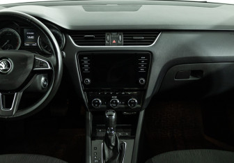 Подержанный автомобиль Skoda Octavia Liftback 2017 года (14 фото)