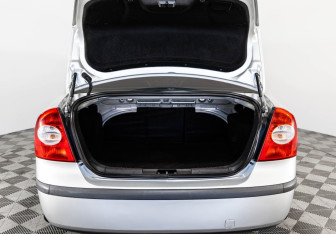 Подержанный автомобиль Ford Focus Sedan 2005 года (16 фото)