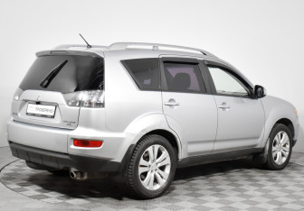 Подержанный автомобиль Mitsubishi Outlander 2010 года (5 фото)