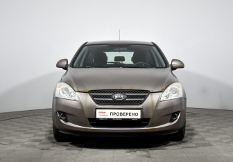Подержанный автомобиль Kia Ceed Hatchback 2008 года (2 фото)