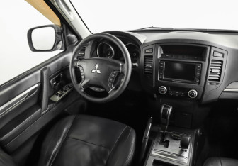 Подержанный автомобиль Mitsubishi Pajero 2011 года (9 фото)
