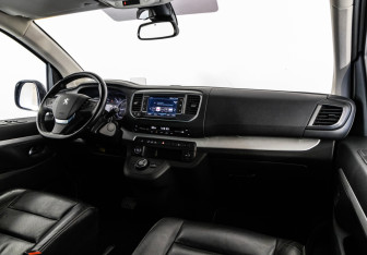 Подержанный автомобиль Peugeot Traveller 2020 года (9 фото)