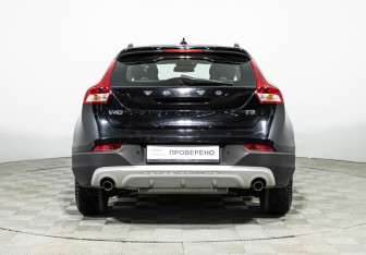 Подержанный автомобиль Volvo V40 Cross Country 2017 года (6 фото)