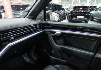 Подержанный автомобиль Volkswagen Touareg 2019 года (28 фото)