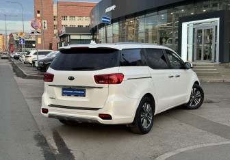 Подержанный автомобиль Kia Carnival 2020 года (6 фото)