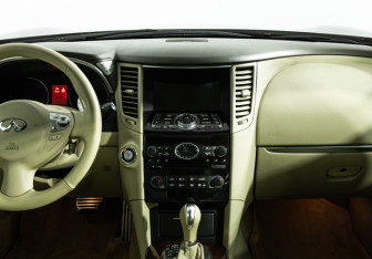 Подержанный автомобиль Infiniti FX 2011 года (14 фото)