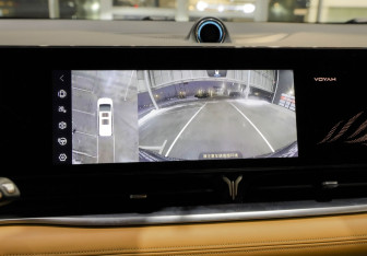 Подержанный автомобиль Voyah Dream 2023 года (19 фото)