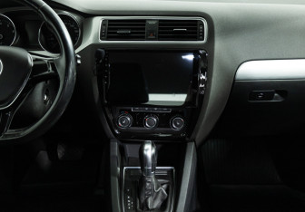 Подержанный автомобиль Volkswagen Jetta Sedan 2017 года (14 фото)