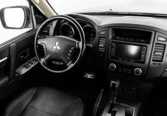Подержанный автомобиль Mitsubishi Pajero 2014 года (15 фото)
