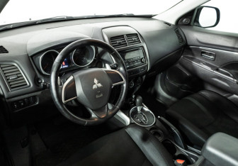 Подержанный автомобиль Mitsubishi ASX 2013 года (11 фото)