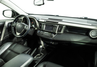 Подержанный автомобиль Toyota RAV4 2013 года (9 фото)