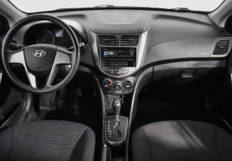 Подержанный автомобиль Hyundai Solaris Hatchback 2015 года (13 фото)