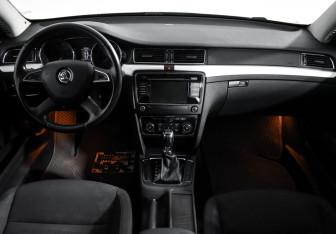Подержанный автомобиль Skoda Superb Liftback 2015 года (14 фото)