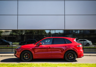 Подержанный автомобиль Porsche Cayenne 2022 года (9 фото)