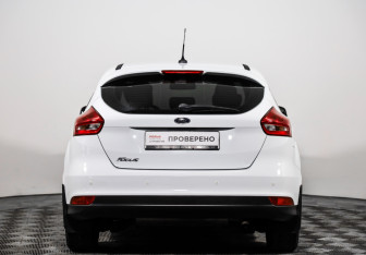 Подержанный автомобиль Ford Focus Hatchback 2018 года (6 фото)