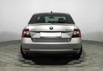 Подержанный автомобиль Skoda Octavia Liftback 2019 года (6 фото)