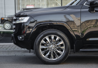 Подержанный автомобиль Toyota Land Cruiser Suv 2022 года (10 фото)
