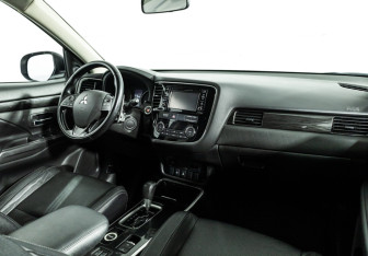 Подержанный автомобиль Mitsubishi Outlander 2017 года (9 фото)