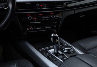 Подержанный автомобиль BMW X5 2017 года (14 фото)