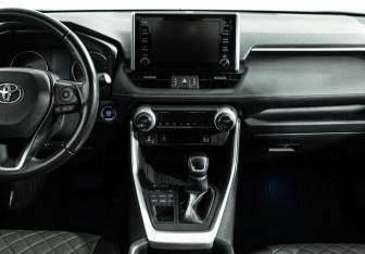 Подержанный автомобиль Toyota RAV4 2020 года (14 фото)