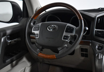 Подержанный автомобиль Toyota Land Cruiser Suv 2012 года (18 фото)