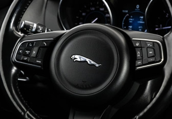 Подержанный автомобиль Jaguar F-Pace 2017 года (12 фото)