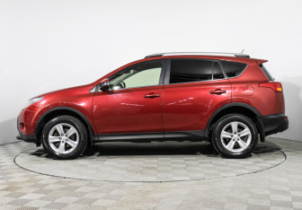 Подержанный автомобиль Toyota RAV4 2014 года (8 фото)