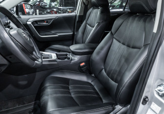 Подержанный автомобиль Toyota RAV4 2021 года (17 фото)