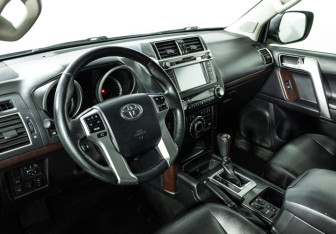 Подержанный автомобиль Toyota Land Cruiser Prado 2015 года (11 фото)