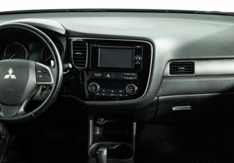 Подержанный автомобиль Mitsubishi Outlander 2013 года (14 фото)