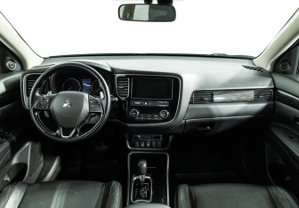 Подержанный автомобиль Mitsubishi Outlander 2017 года (13 фото)