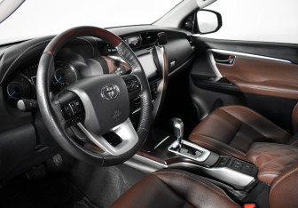 Подержанный автомобиль Toyota Fortuner 2020 года (9 фото)