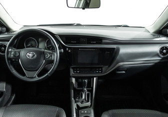 Подержанный автомобиль Toyota Corolla Sedan 2018 года (13 фото)