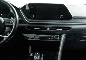 Подержанный автомобиль Hyundai Sonata 2021 года (14 фото)