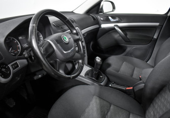 Подержанный автомобиль Skoda Octavia Liftback 2012 года (9 фото)