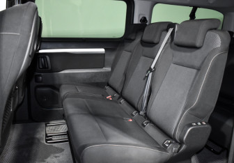 Подержанный автомобиль Peugeot Traveller 2020 года (12 фото)