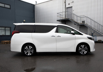 Подержанный автомобиль Toyota Alphard 2019 года (9 фото)