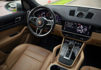 Подержанный автомобиль Porsche Cayenne 2021 года (12 фото)