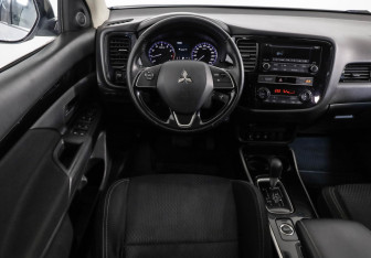 Подержанный автомобиль Mitsubishi Outlander 2018 года (11 фото)