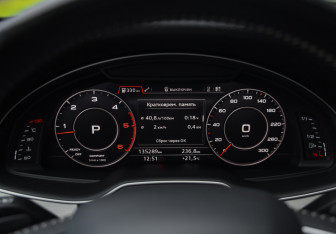 Подержанный автомобиль Audi Q7 2016 года (16 фото)