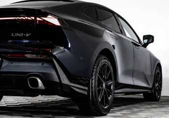 Подержанный автомобиль Changan UNI-V 2023 года (11 фото)