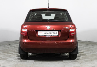 Подержанный автомобиль Skoda Fabia Hatchback 2009 года (9 фото)