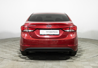 Подержанный автомобиль Hyundai Elantra Sedan 2015 года (6 фото)