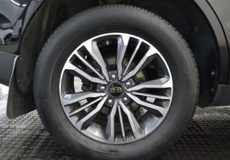 Подержанный автомобиль Geely Emgrand X7 2019 года (9 фото)