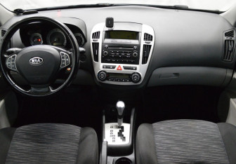 Подержанный автомобиль Kia Ceed Hatchback 2009 года (14 фото)