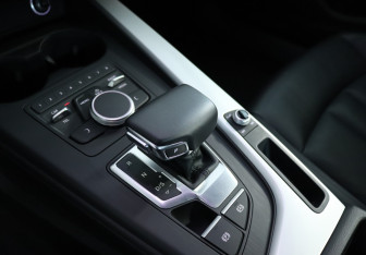 Подержанный автомобиль Audi A4 Sedan 2018 года (16 фото)