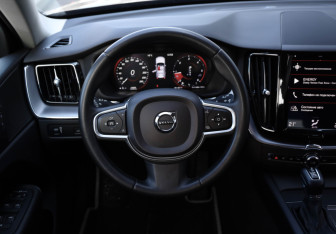 Подержанный автомобиль Volvo XC60 2018 года (9 фото)
