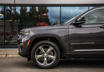 Подержанный автомобиль Jeep Grand Cherokee 2022 года (10 фото)